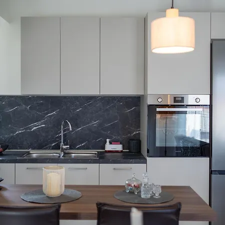 The Contemporary Luxury - Modern & Cozy In 特里卡拉