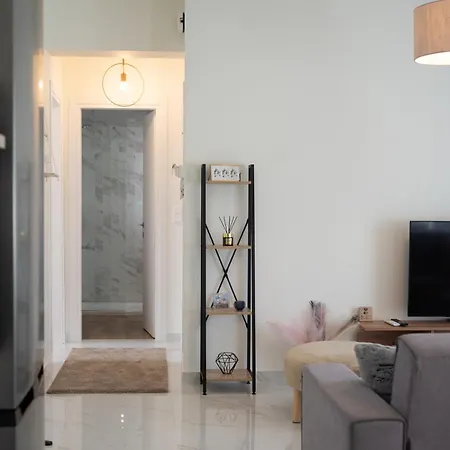 The Contemporary Luxury - Modern & Cozy In 特里卡拉